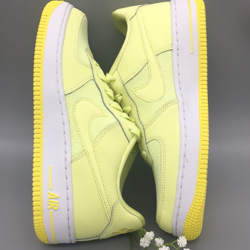 NIKE AIR FORCE 1 LV8 (GS) citron tiny/yellow - Picture 2 of 16